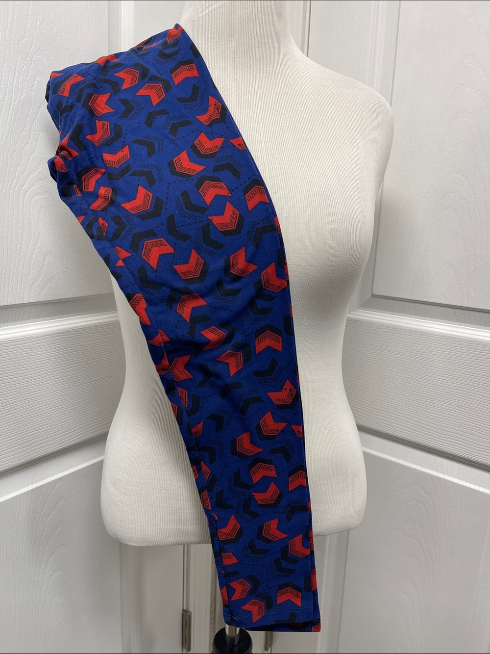 LuLaRoe New OS One Size Arrow Leggings NWT